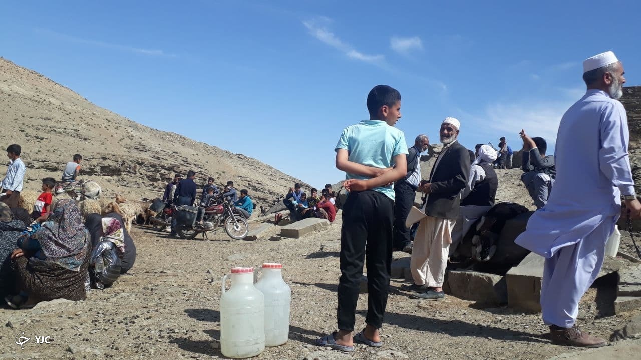 تصاویری از انتظار شهروندان روستای صالح آباد برای جرعه&zwnj;ای آب