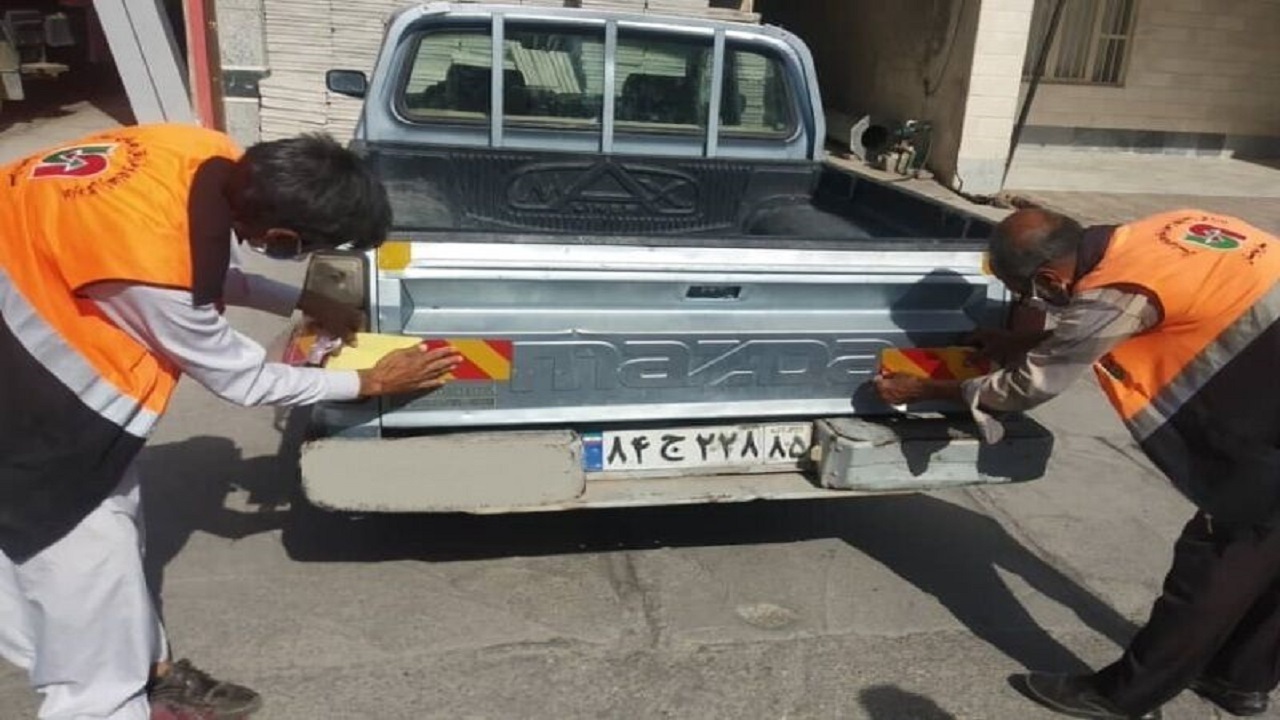 بیش‌از هزار برچسب شبرنگ روی وانت بار‌های سیستان و بلوچستان نصب می‌شود