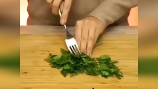 ترفندی جالب برای سریع تر پاک کردن سبزی + فیلم