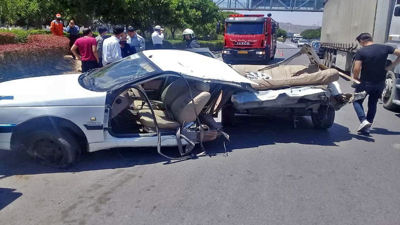 دو نیم شدن پژوه ۴۰۵ در تصادف بزرگراه بسیج مشهد+ تصاویر دو نیم شدن پژوه ۴۰۵ در تصادف بزرگراه بسیج مشهد+ تصاویر