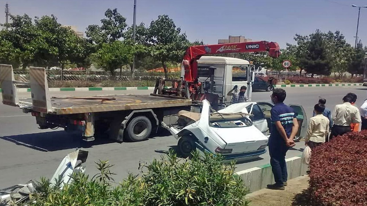 دو نیم شدن پژو ۴۰۵ در تصادف بزرگراه بسیج مشهد+ تصاویر