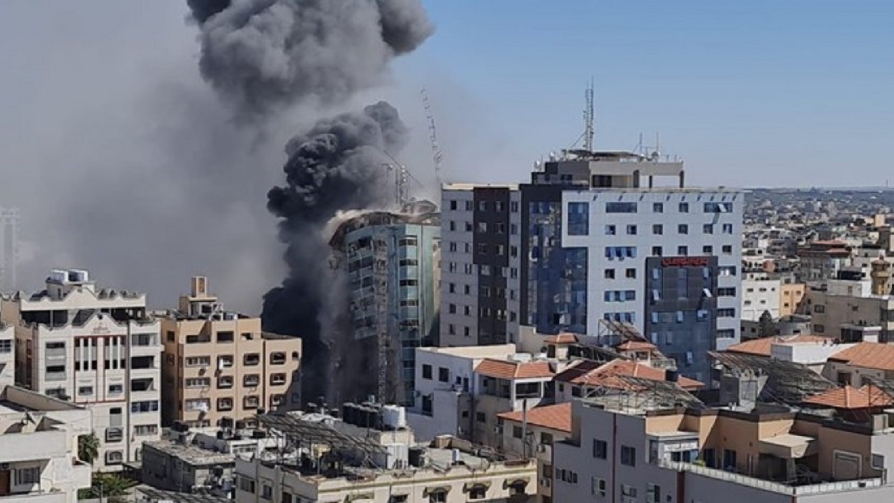 ادامه جنایات رژیم صهیونیستی در غزه/رسانه‌های بین المللی هم از تجاوز صهیونیست‌ها در امان نیستند + فیلم