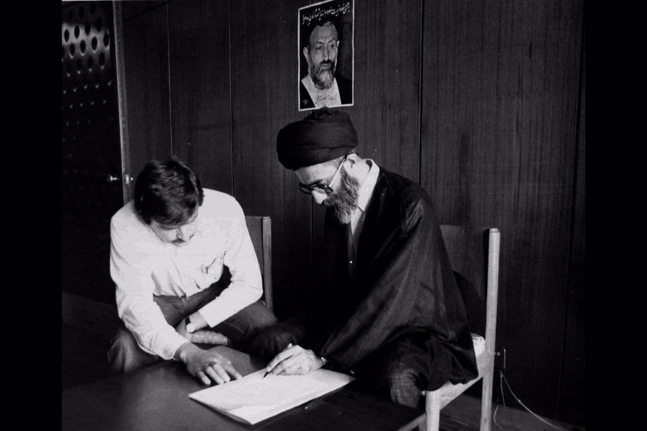 تصویری از آيت الله خامنه&zwnj;ای در حال نام نويسی برای انتخابات سال ١٣۶۰
