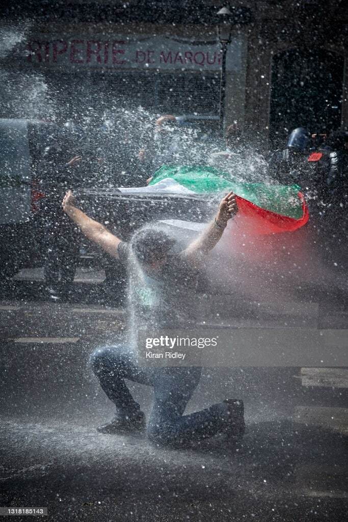 تصویری از حمله پلیس فرانسه به حامیان فلسطین در پاریس