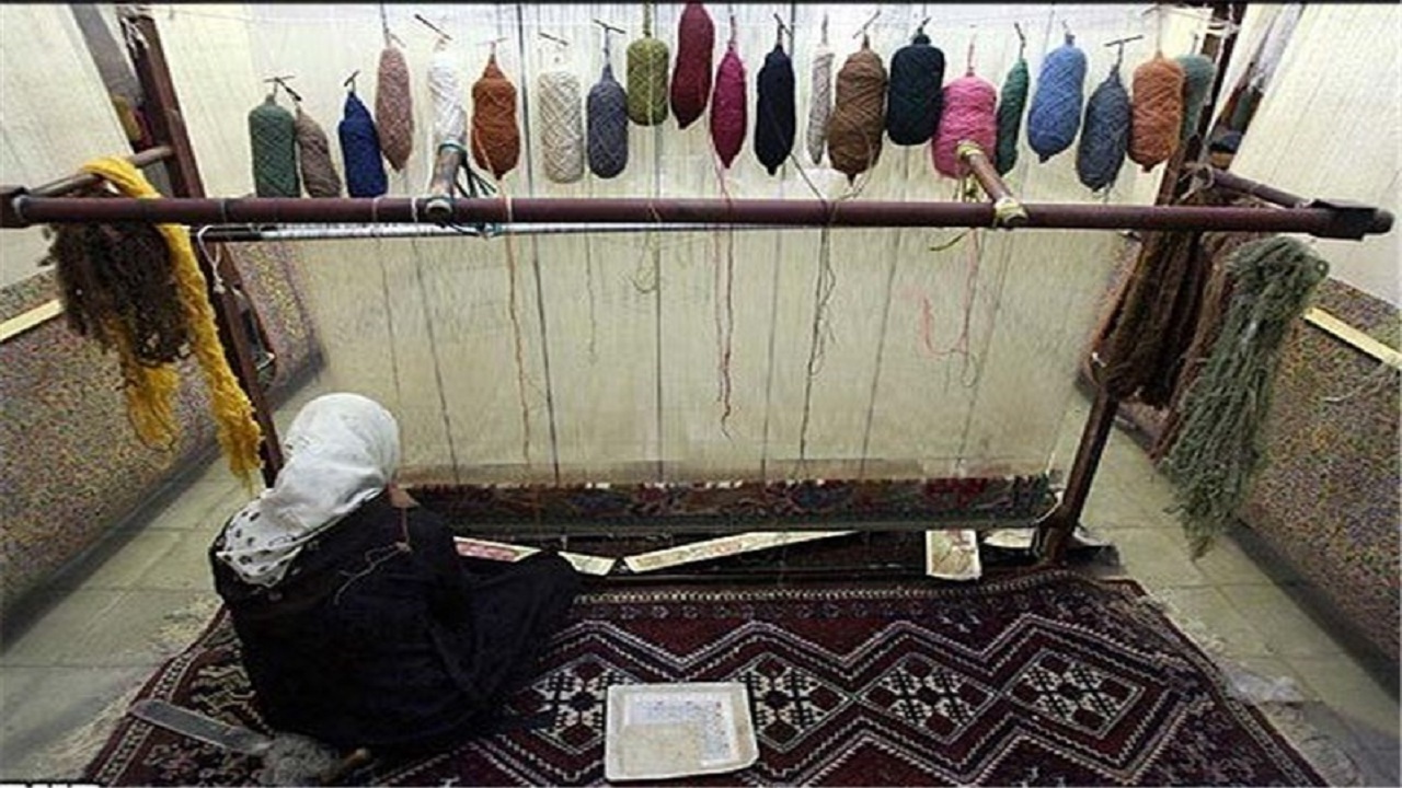 اینجا هر گره با عشق بافته می‌شود/بافندگان فرش از کویر تا عتبات را با پای دل می‌روند+فیلم
