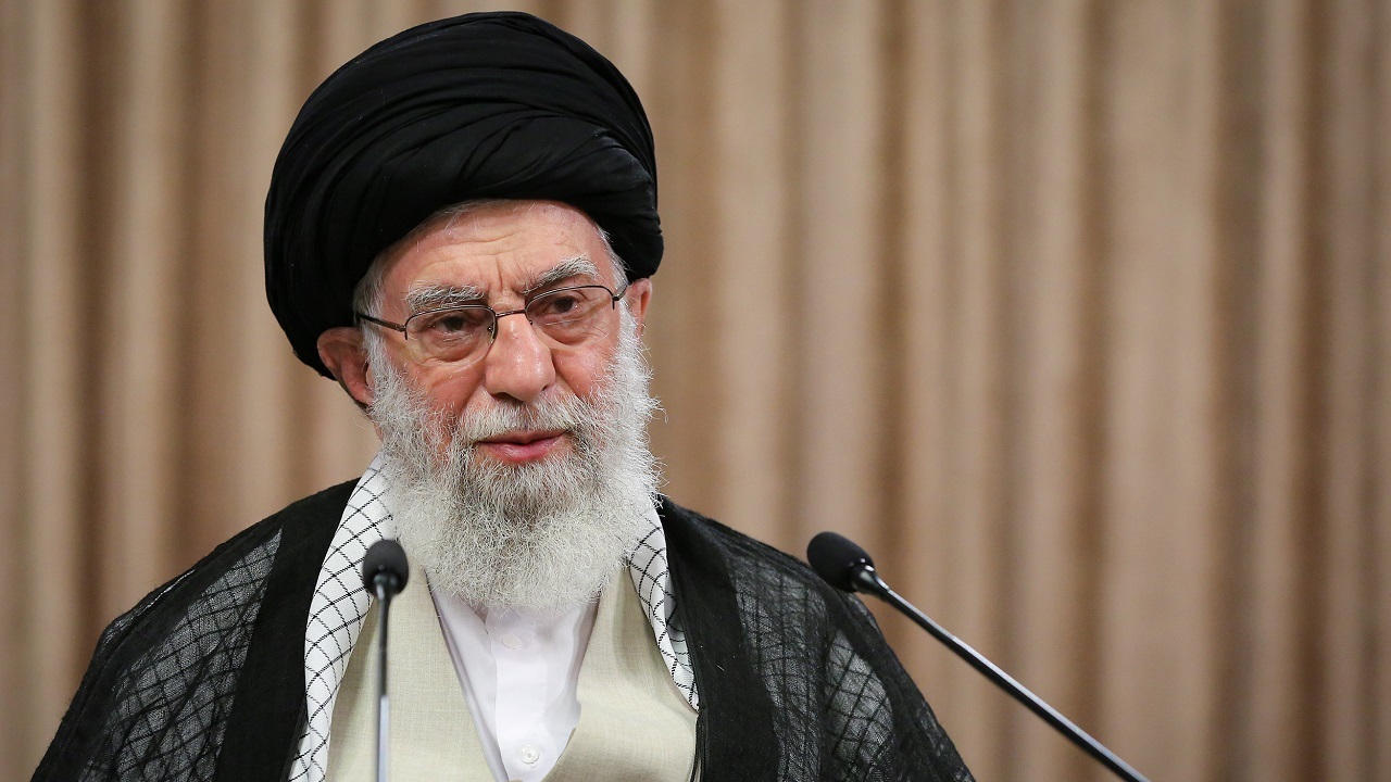 تصویری از قرآن اهدایی رهبر معظم انقلاب به خانواده‌ شهید ماموستا عالی