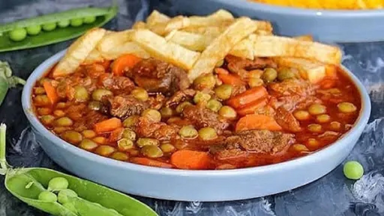 خورش نخود فرنگی متفاوت با سیب زمینی؛ مقوی و خوشمزه