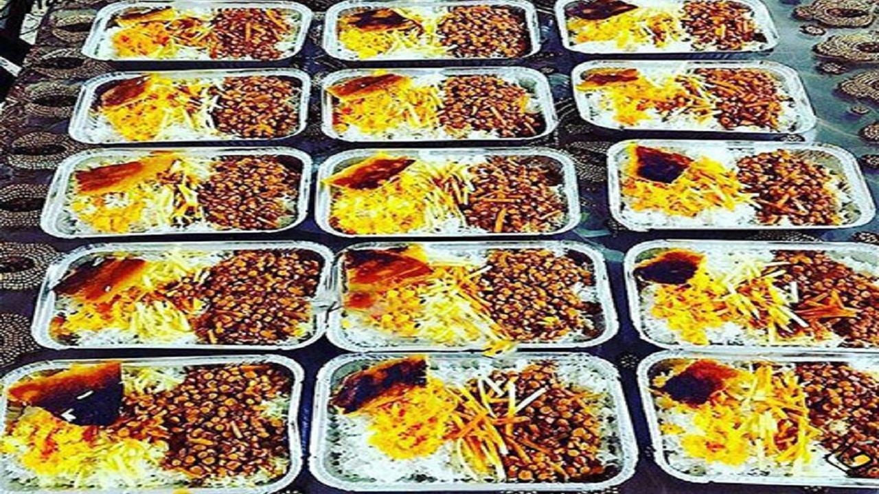 توزیع غذای گرم بین نیازمندان روستای کهریزک + فیلم
