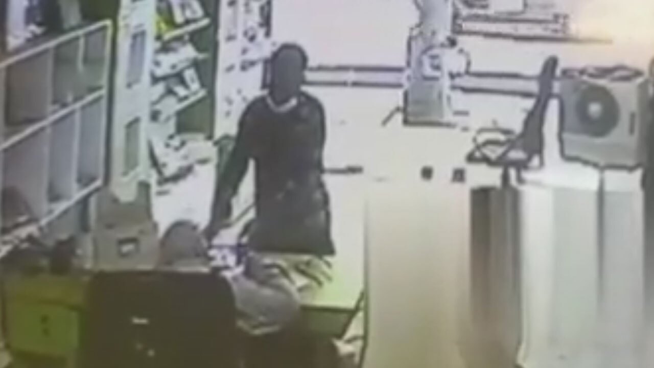 لحظه سرقت عجیب تلفن همراه از صاحب مغازه + فیلم