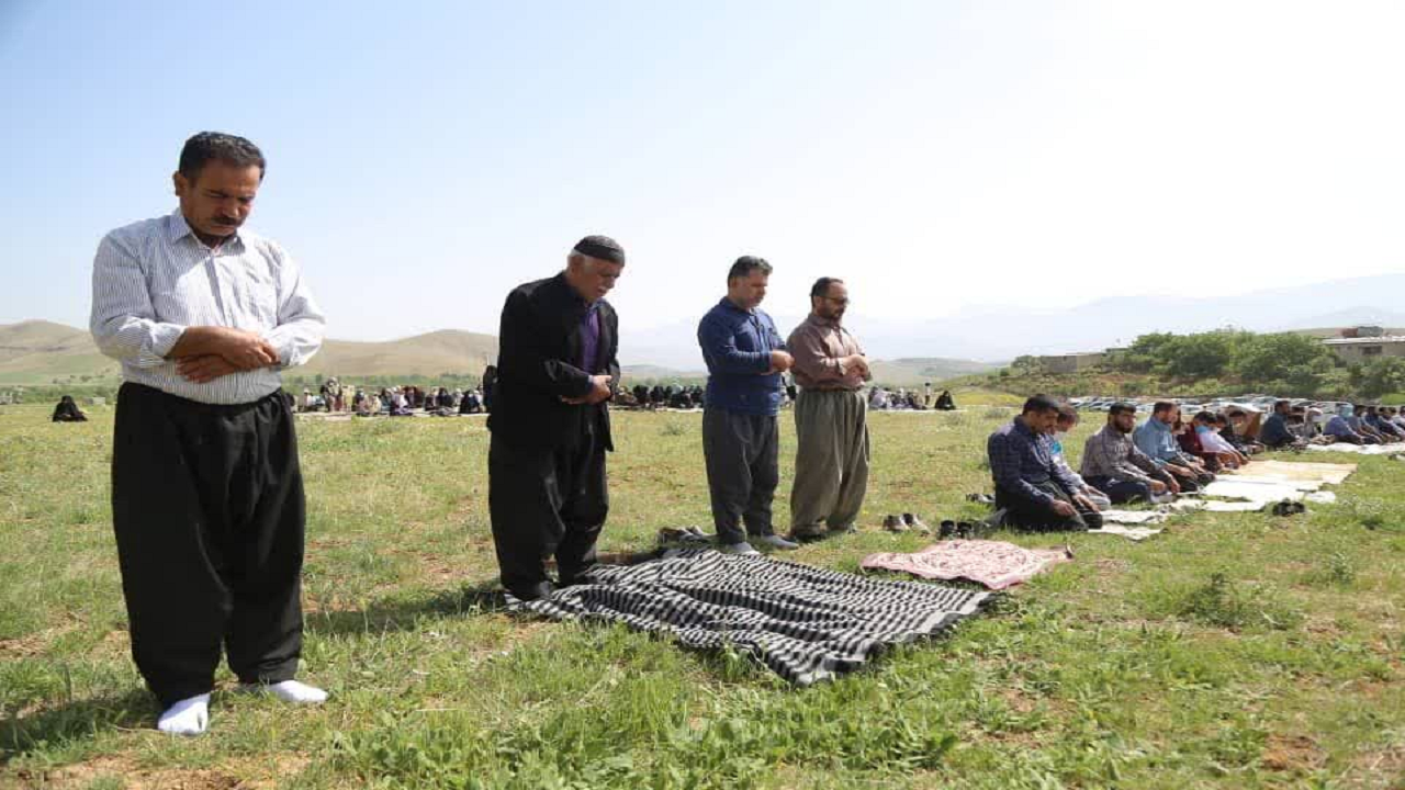 اقامه نمازباران با حضور بیش از ۲ هزار نفر در سنندج