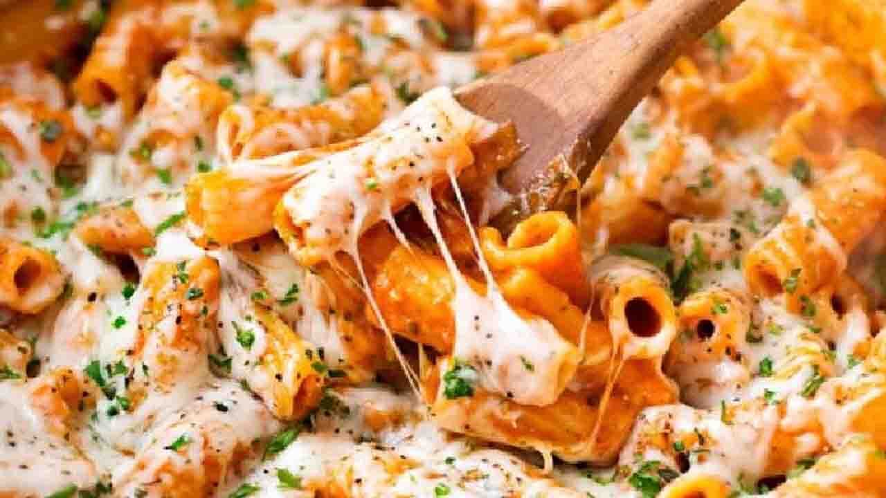آموزش آشپزی؛ از سالاد گرم پاستا و پنیر و نان توپی مغزدار تا اردور تخم‌مرغ با میگو + تصاویر