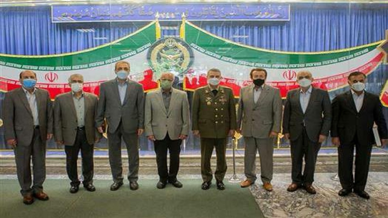 فرمانده کل ارتش به ۶ نفر از پیشکسوتان عملیات آزادسازی خرمشهر نشان فداکاری اهدا کرد