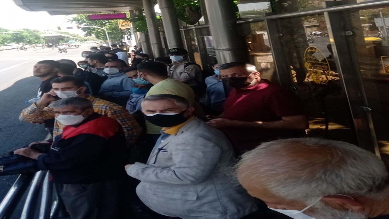 ازدحام جمعیت در ایستگاه اتوبوس و جولان کرونا + فیلم