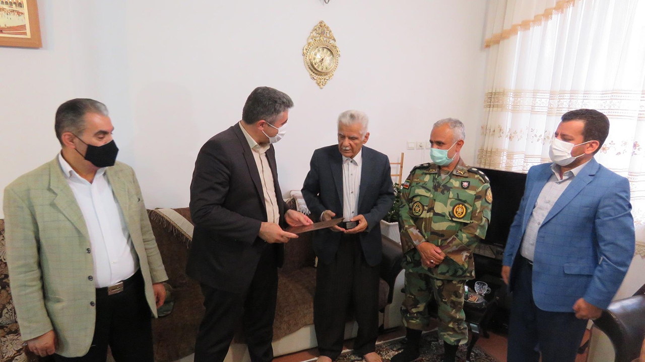 فرماندار مهاباد به دیدار خانواده شهدا رفت