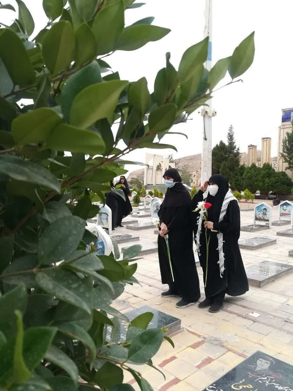 زیارت زائران لبانی از مزار شهید سلیمانی