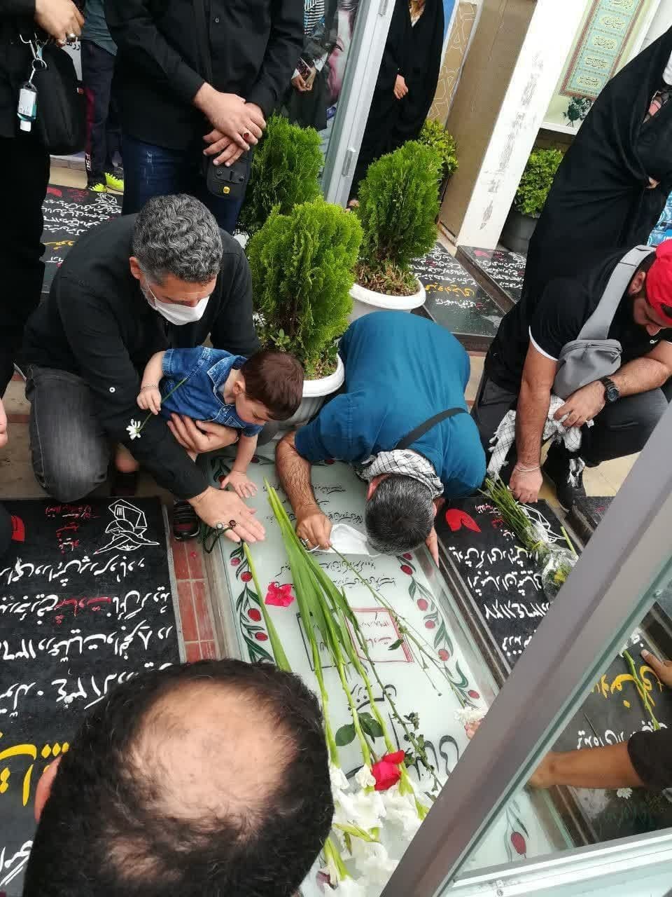زیارت زائران لبانی از مزار شهید سلیمانی
