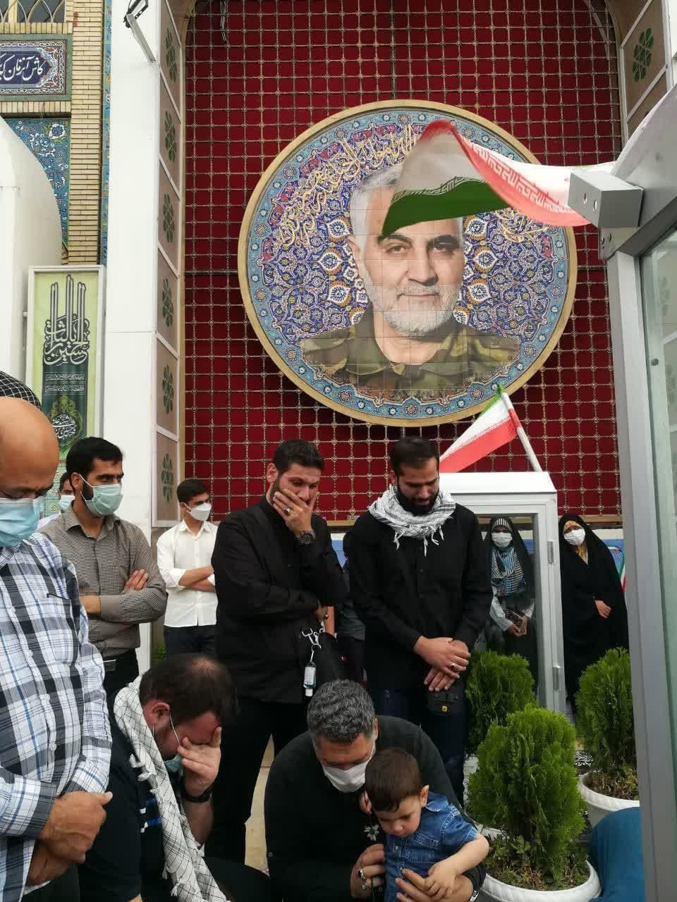 زیارت زائران لبانی از مزار شهید سلیمانی