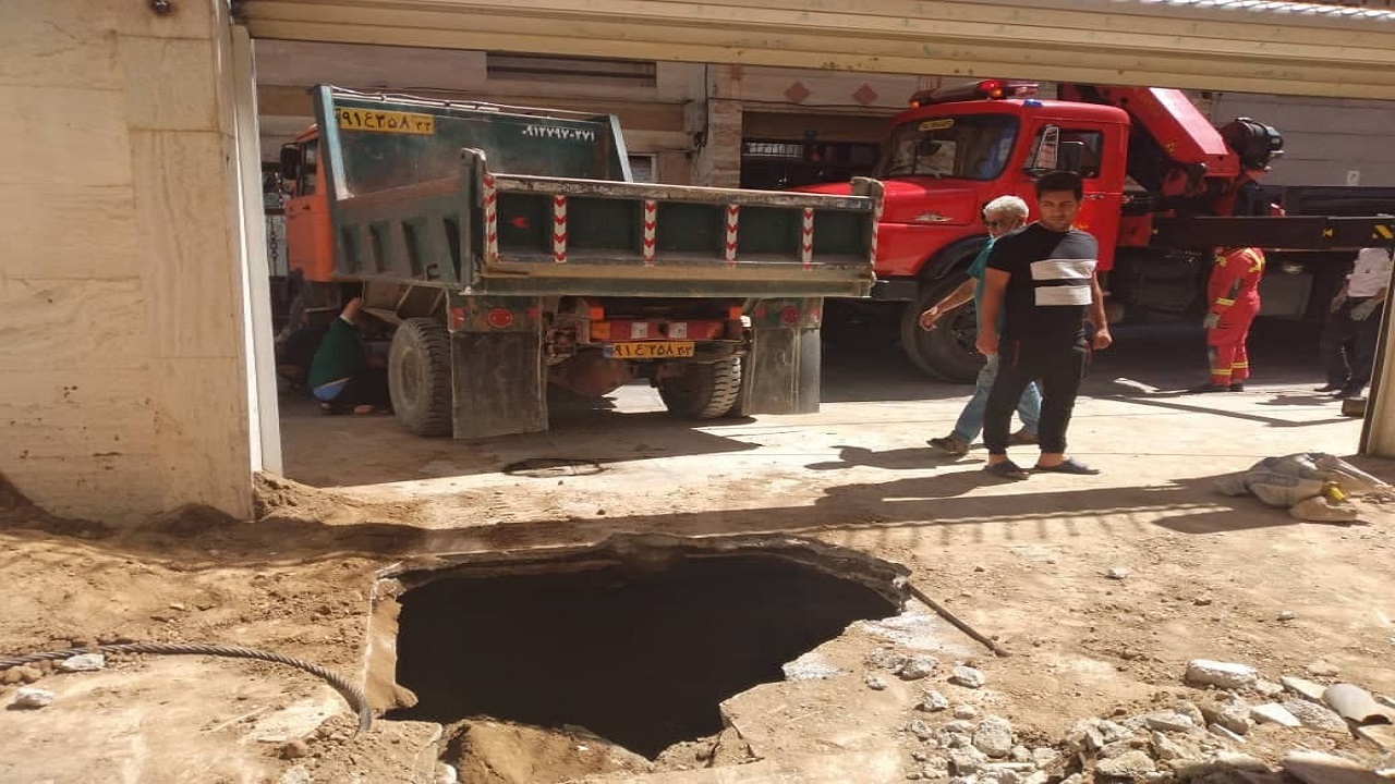 فرونشست کف پارکینگ و حیاط ساختمان ۴ طبقه نوساز در خیابان ۳۰ متری جی