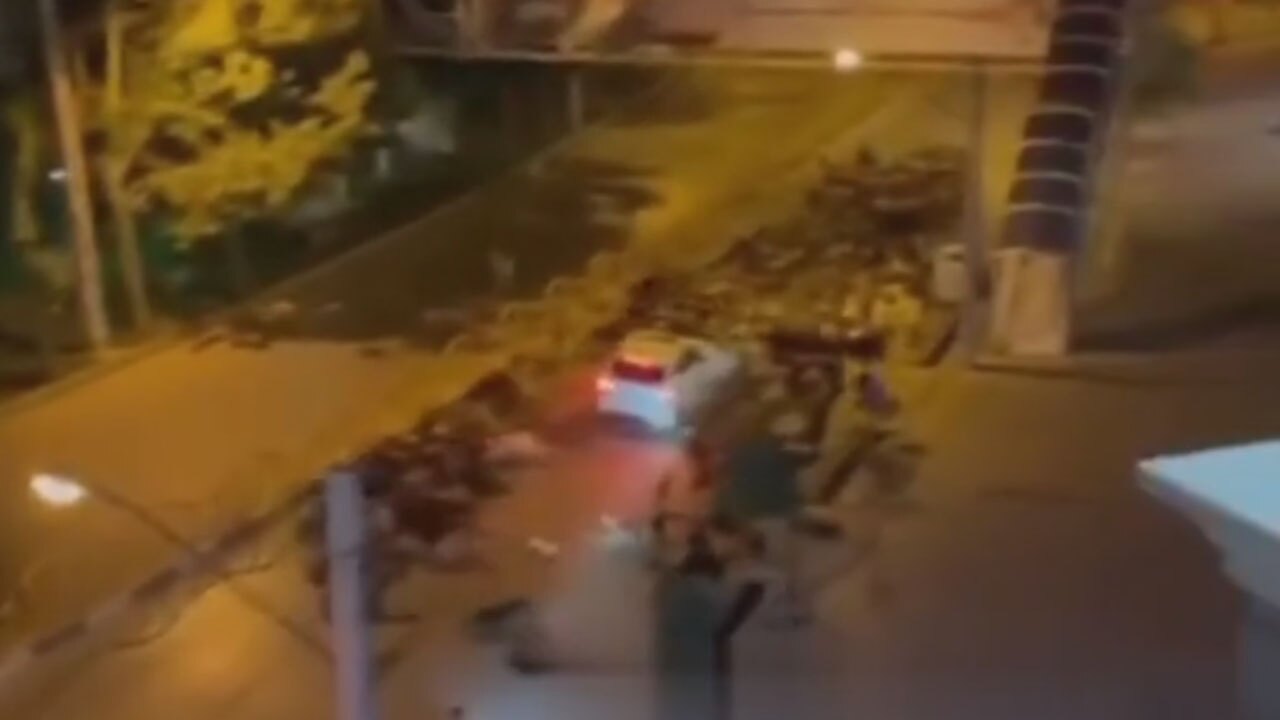 لحظه تصادف وحشتناک یک خودرو با گله گوسفندان در شهرستان مهاباد + فیلم