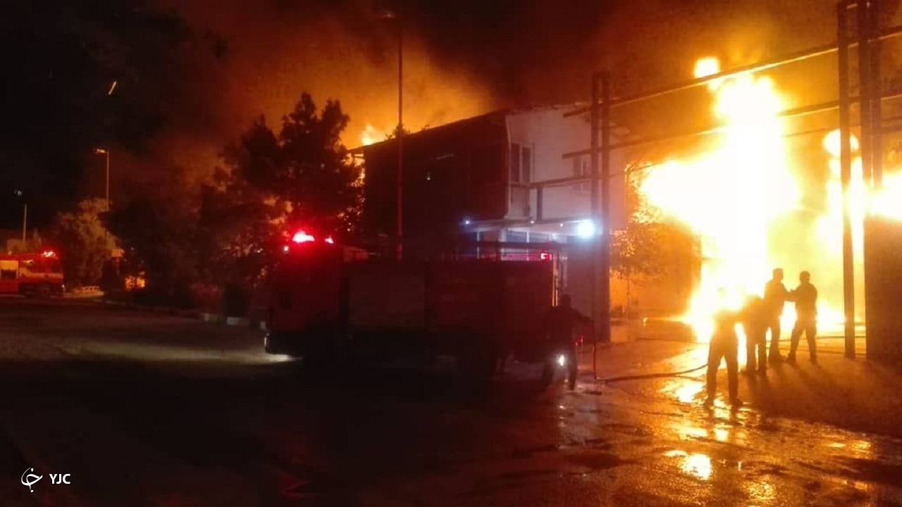 مهار آتش سوزی کارخانه رنگ در زرندیه