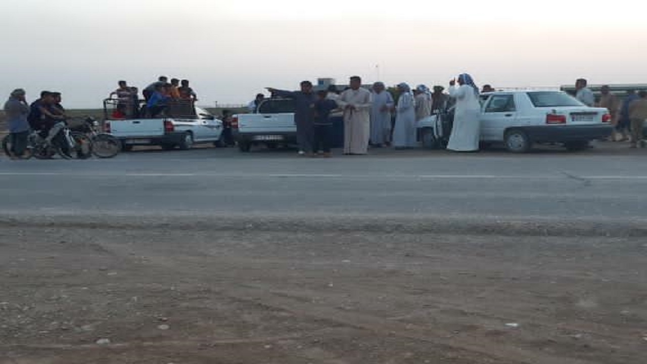 تجمع جمعی از روستائیان خرمشهر روبروی تصفیه خانه شرکت نفت و گاز اروندان