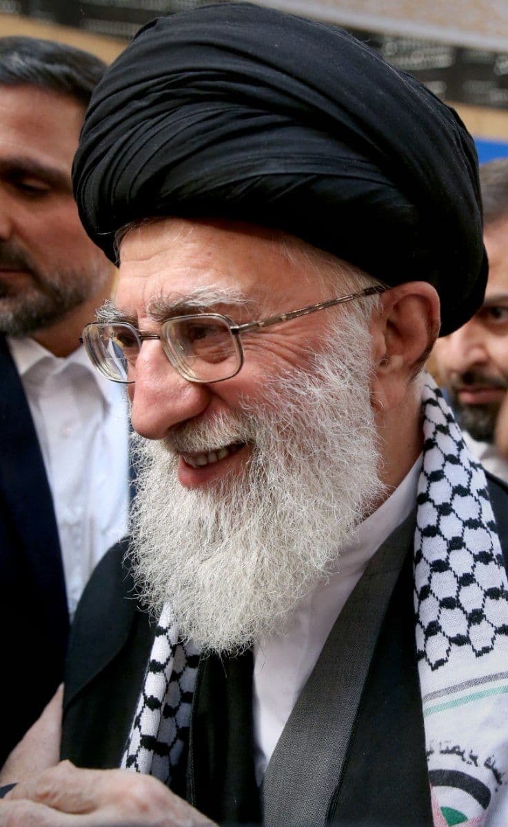 تصویری از مقام معظم رهبری با چفیه فلسطینی