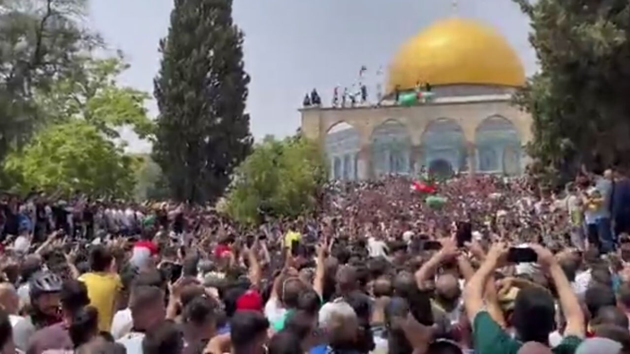 تجمع بزرگ فلسطینی‌ها در مسجد الاقصی بعد از پیروزی‌های اخیر در مقابل صهیونیست‌ها + فیلم