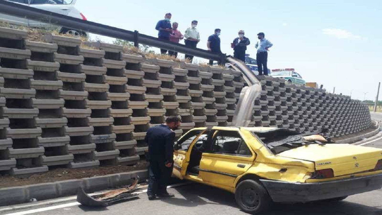 تصادف شدید تاکسی پژو با کامیون
