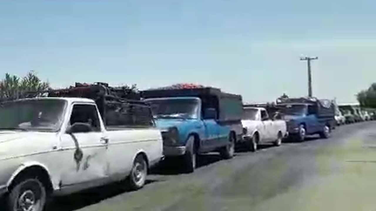 صف طولانی خودروهای حامل گوجه در کهنوج + فیلم