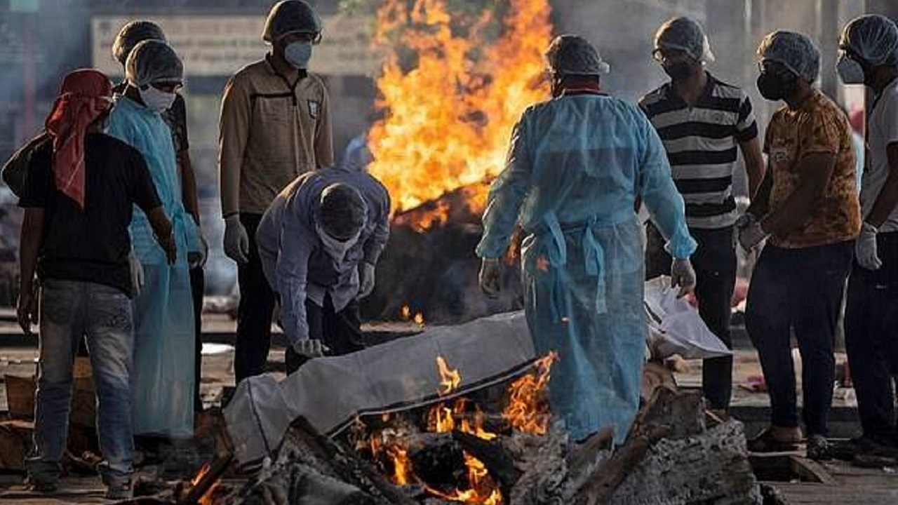 تصاویر تکان دهنده از سوزاندن دسته جمعی قربانیان کرونا در هند!