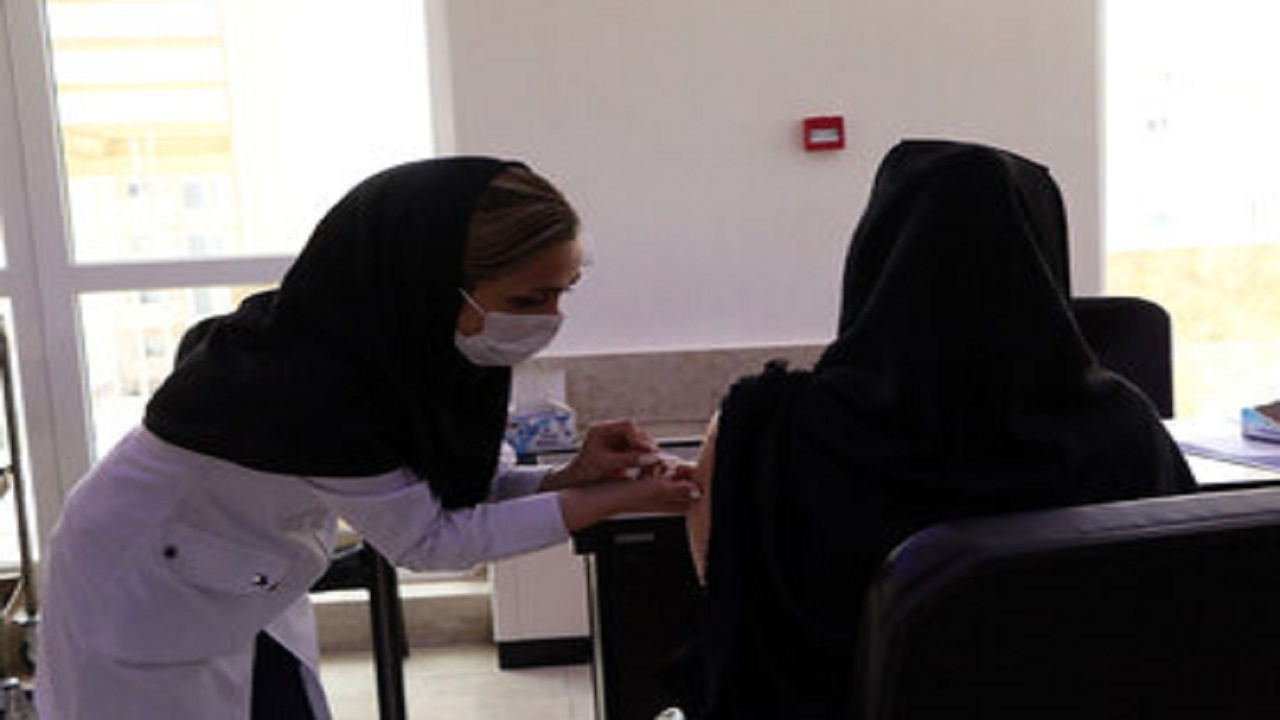 کارکنان داروخانه‌ها و مطب‌های آذربایجان‌شرقی واکسینه می‌شوند