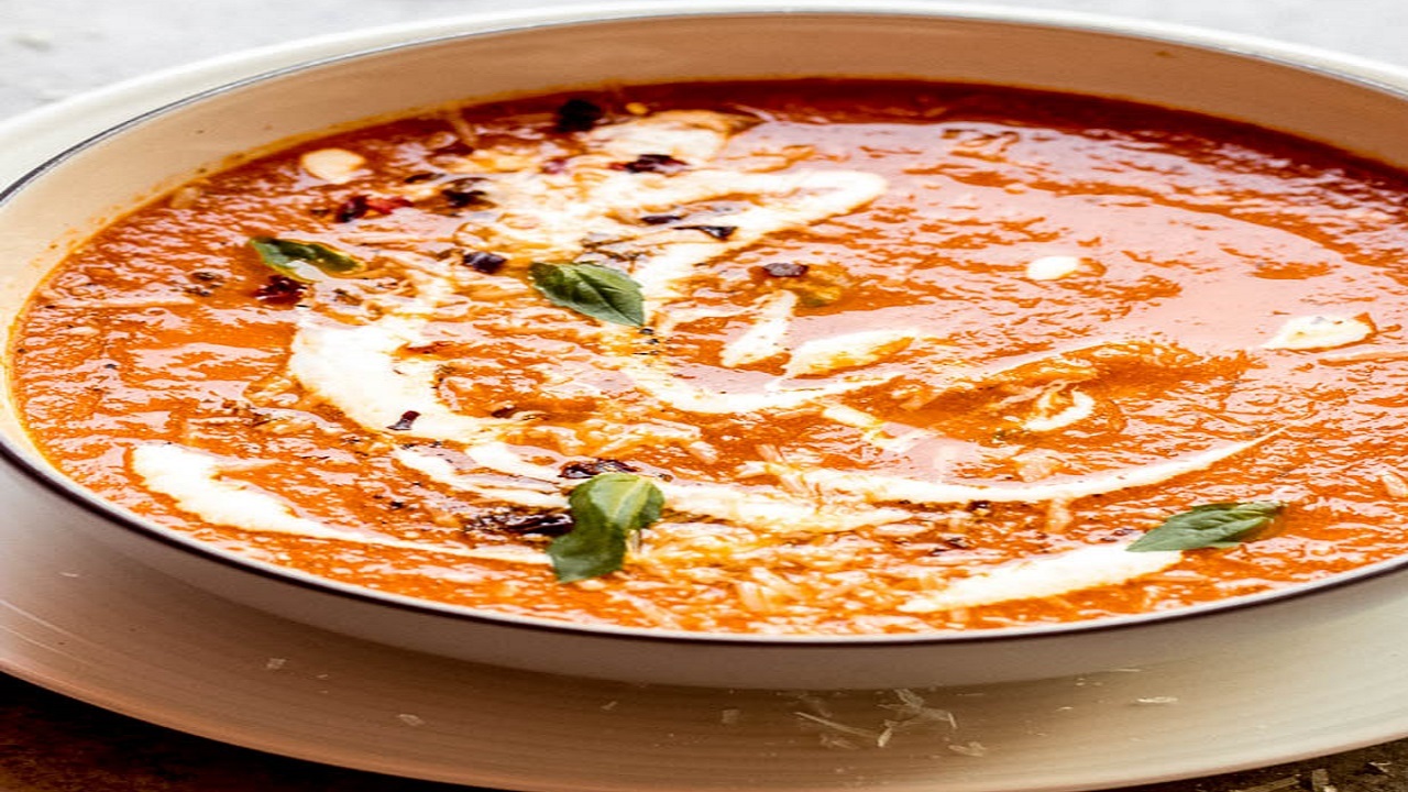 طرز تهیه سوپ خامه‌ای گوجه و ریحان؛ یک افطاری خوشمزه
