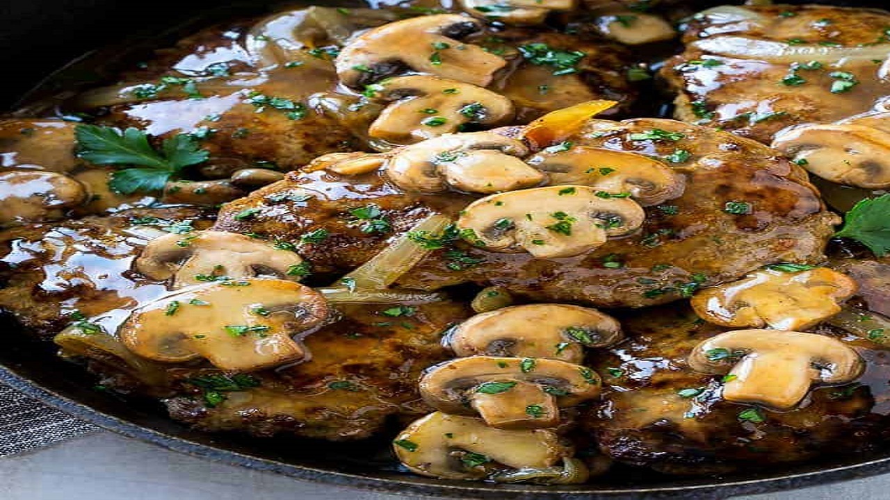 طرز تهیه‌ی استیک سالیسبوری با قارچ؛ خوشمزه و خاص