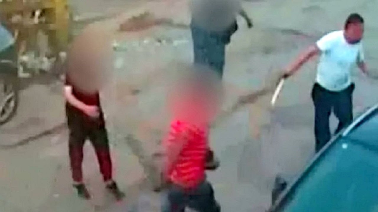 شجاعت دیدنی فروشنده در مقابل سارق قمه به دست!