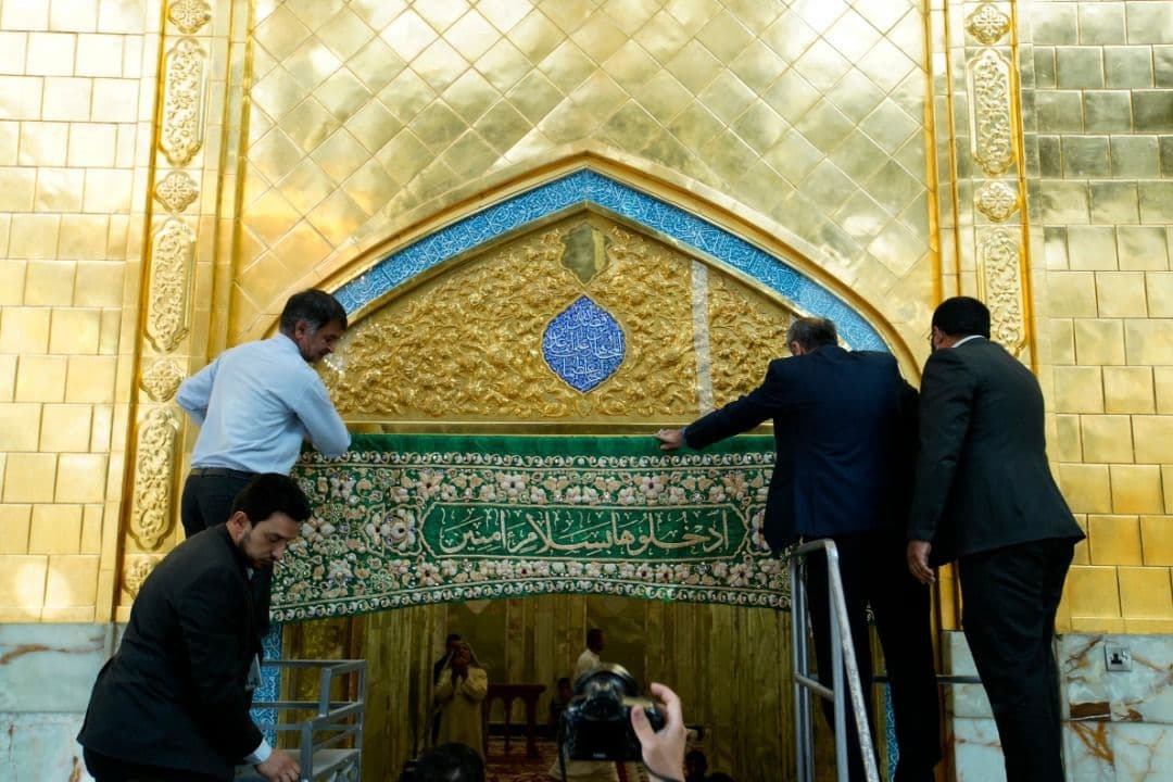 هنر دست بانوان اصفهانی در ایوان مطلای حرم حضرت عباس نصب شد+ گزارش تصویری