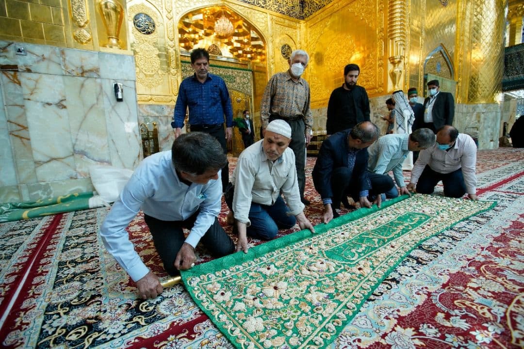 هنر دست بانوان اصفهانی در ایوان مطلای حرم حضرت عباس نصب شد+ گزارش تصویری