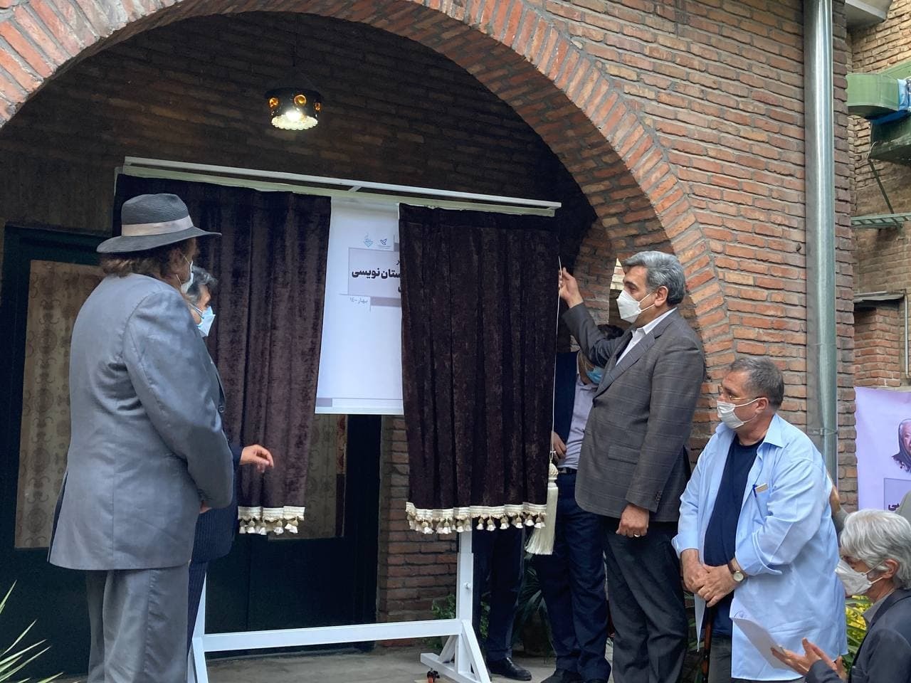 رونمایی از تمبر سیمین و جلال