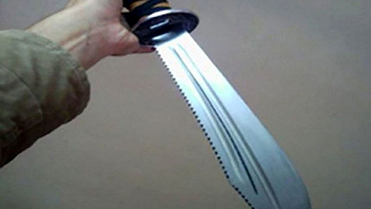 موبایل قاپی که بعد دستگیری با قمه به جان پلیس افتاد