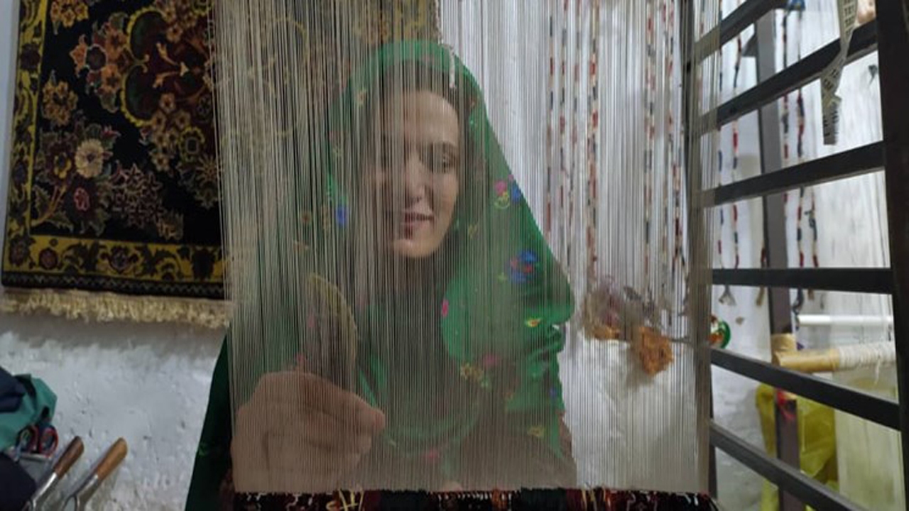 مشهور جهانی، مهجور داخلی / هنر دست‌زنان رازوجرگلان در بازار‌های اروپا
