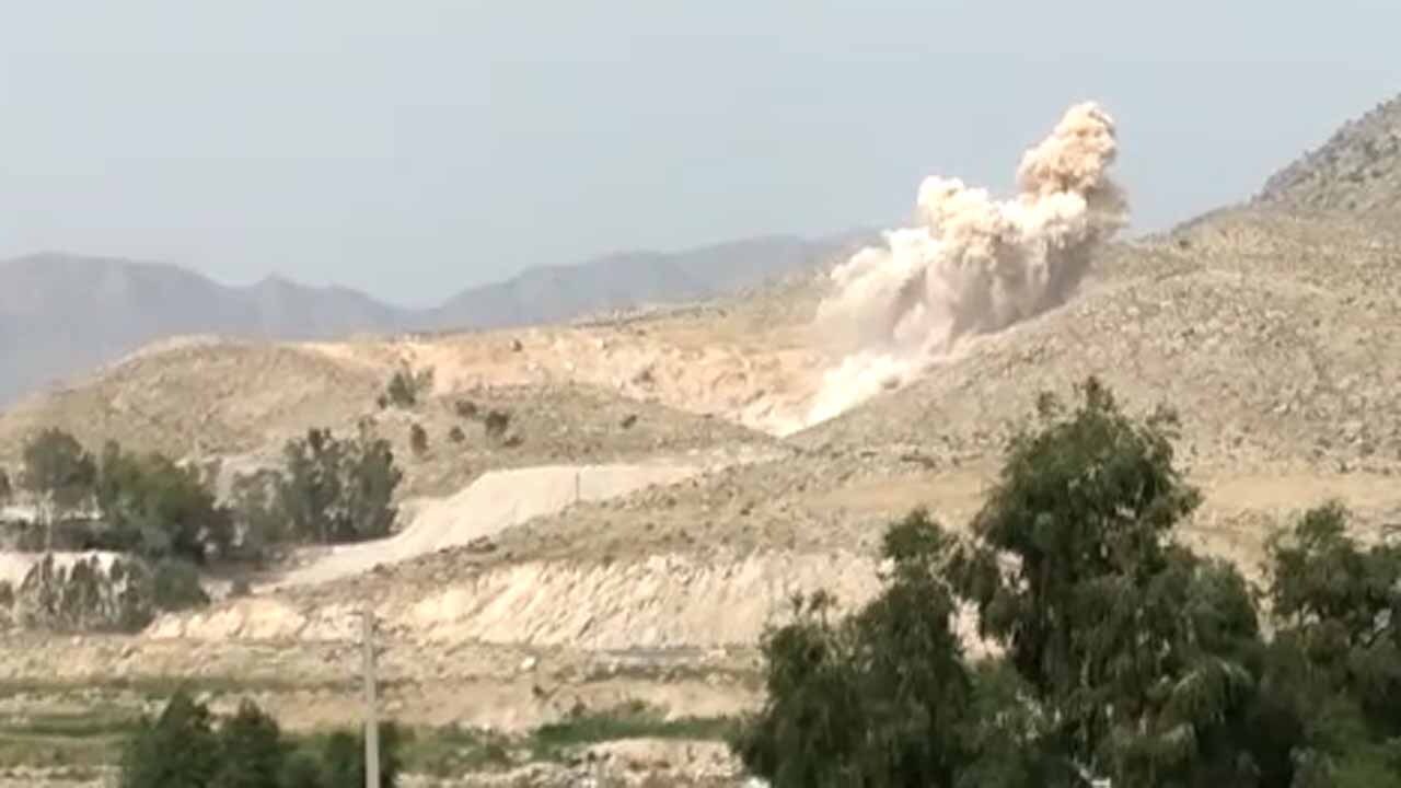 لحظه تخریب کوه با مواد منفجره در روستای پل فهلیان + فیلم