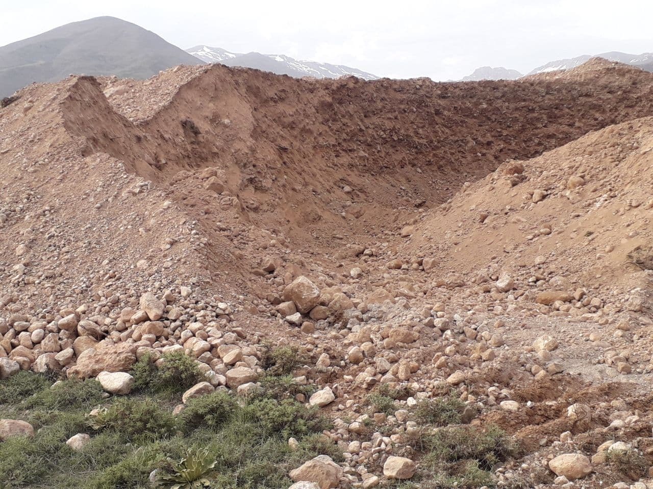 تصاویری از تخریب کوه در روستای اوان