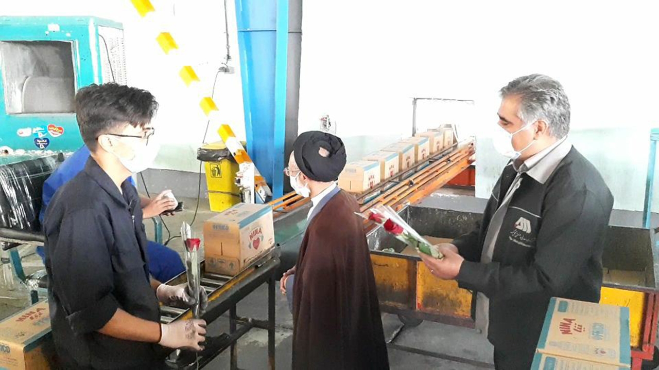 پخت و توزیع نان بین خانواده‌های مستمند سیرجانی