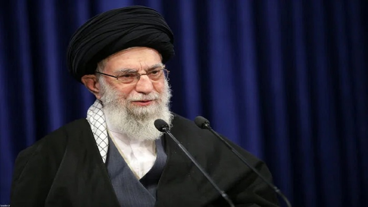 تنها نظامی‌ که رهبر انقلاب در نماز جماعت به او اقتدا کرد + عکس