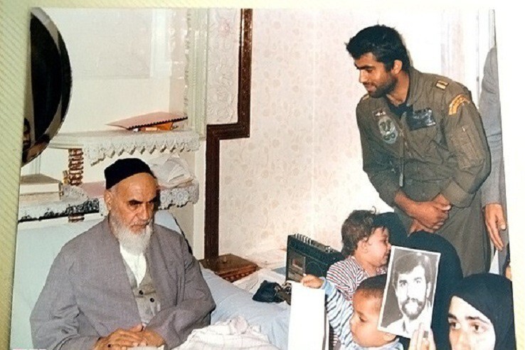 تنها نظامی&zwnj; که رهبر انقلاب در نماز جماعت به او اقتدا کرد + عکس