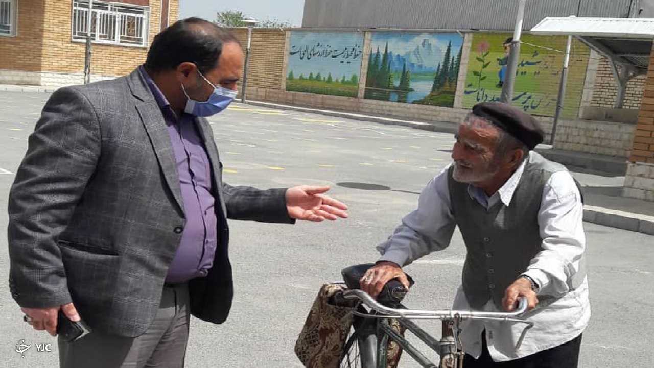 پیرمرد ۸۸ ساله خندابی با دوچرخه به استقبال واکسن کرونا رفت