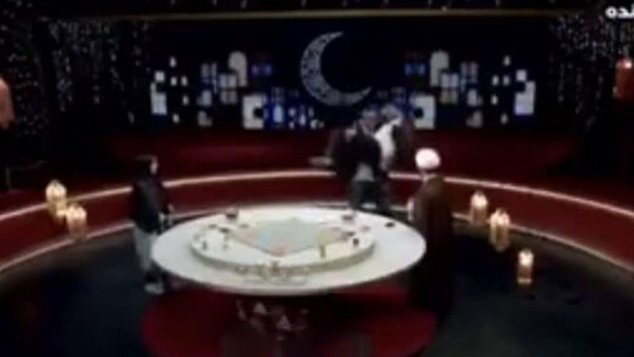 جلو بازو زدن پیشکسوت بدنسازی با استفاده از مجری یک برنامه تلویزیونی + فیلم