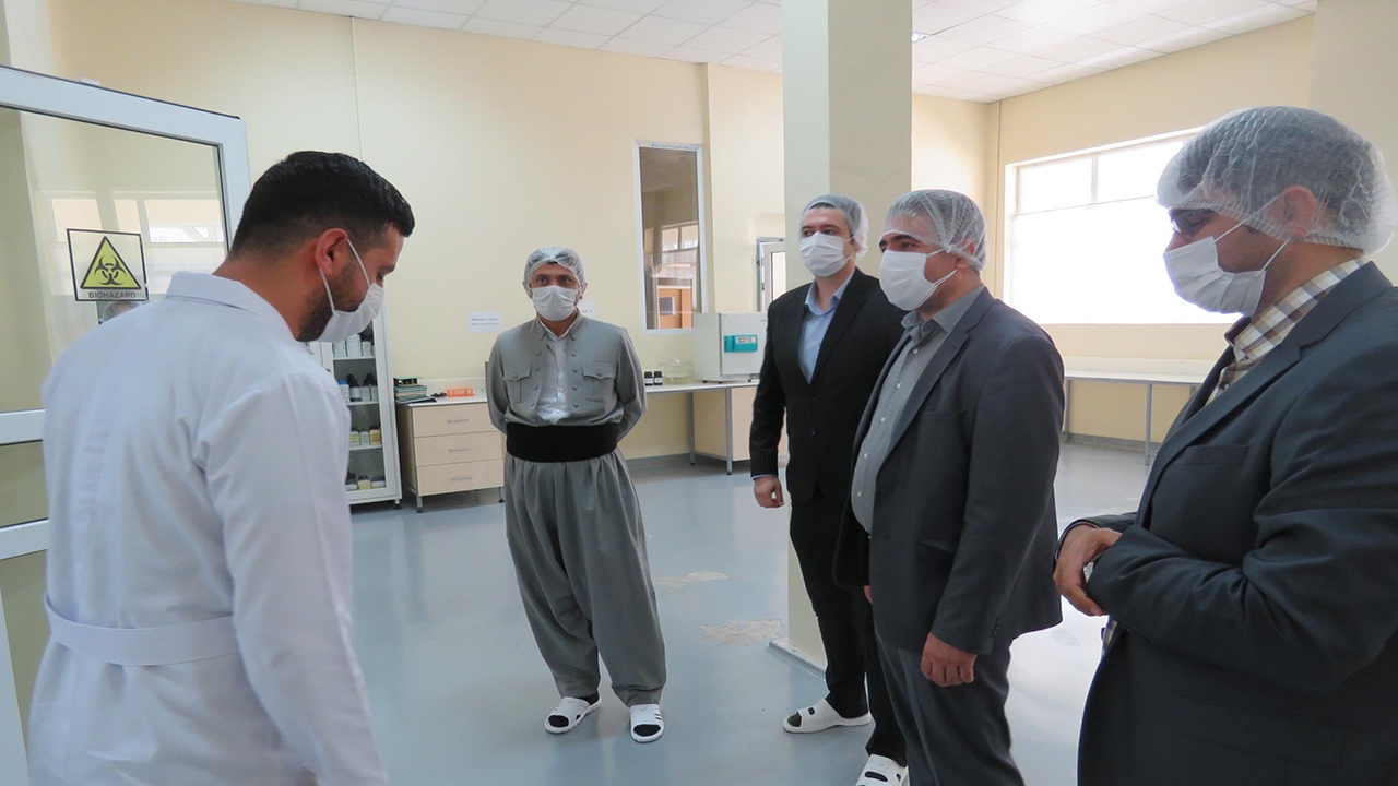 بازدید فرماندار مهاباد از کارخانه تولید واکسن‌ تب برفکی