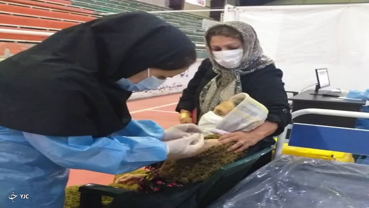 تزریق واکسن کرونا به افراد بالای ۸۰ سال در مهاباد آغاز شد