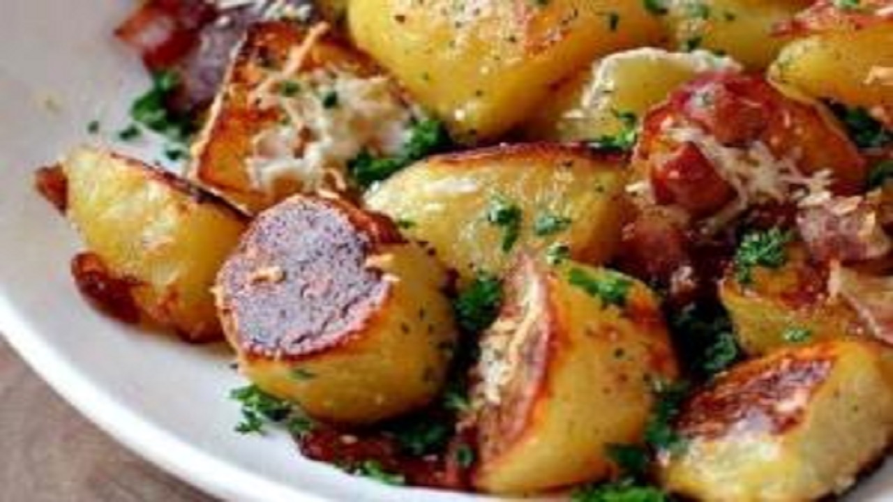 طرز تهیه سیب زمینی کبابی با سس قارچ یک عصرانه عالی