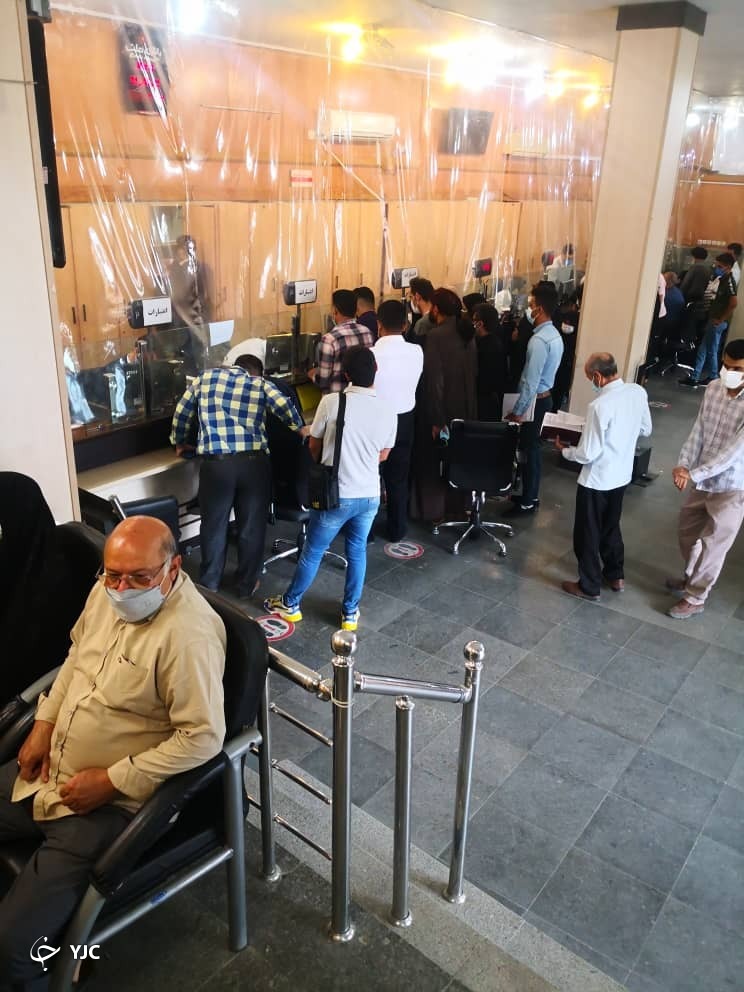 جولان ویروس کرونا و ازدحام جمعیت در یک بانک شوشتر + تصاویر